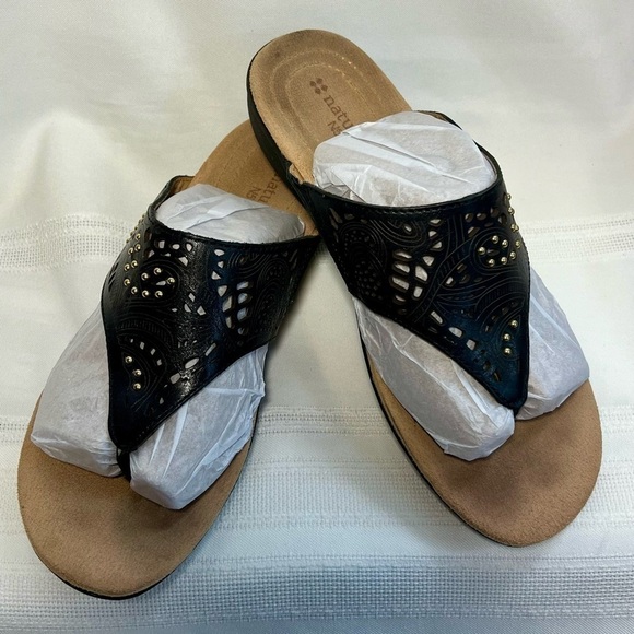 naturalizer N5 Comfort Wedge Sandals Flip Flops Tooled Pierced Blk Leather Sz 6 - Picture 2 of 13